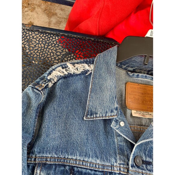 Vintage Y2K Levis denim jacket with a distressed, worn-in look Size XL - Picture 6 of 10